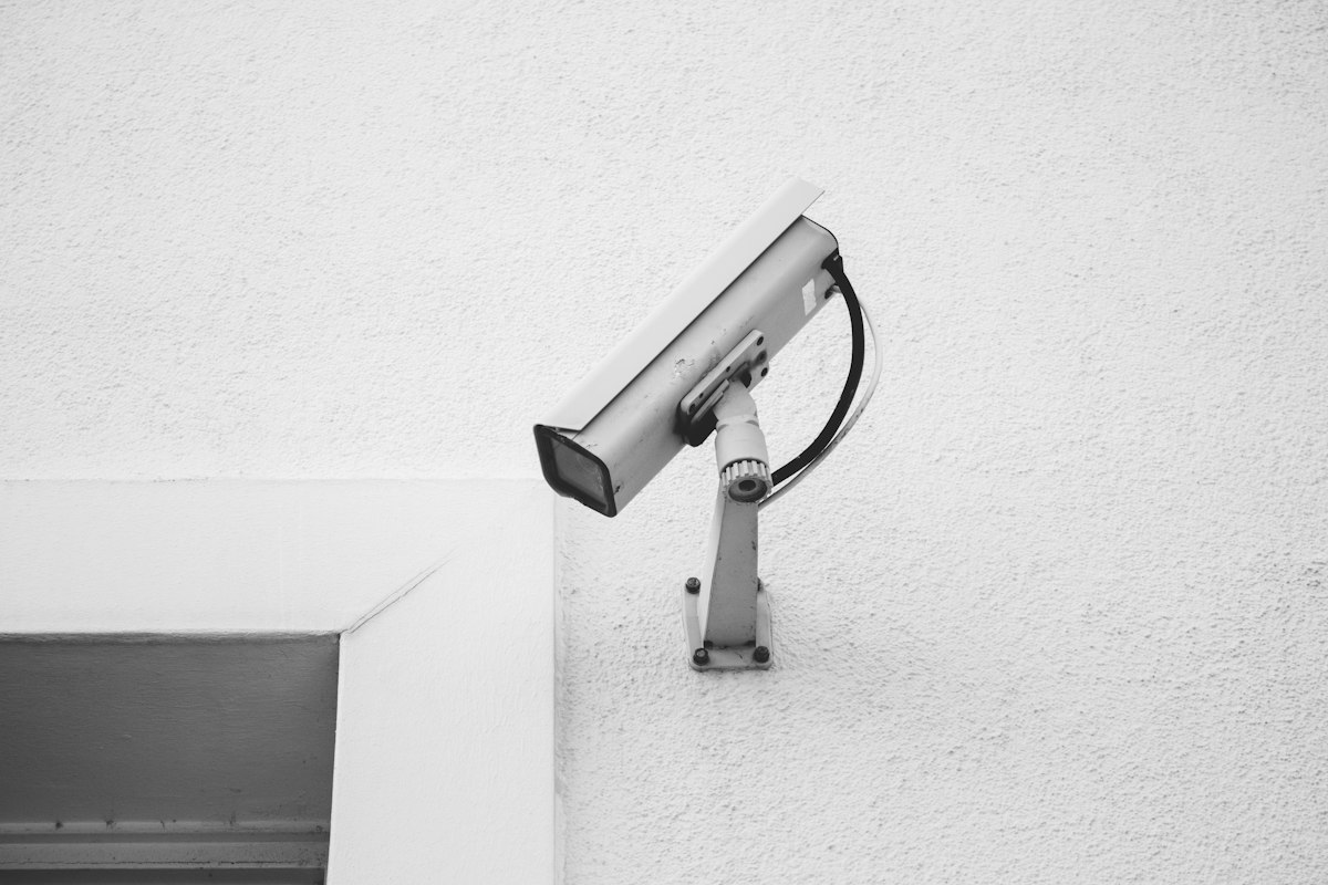 Caméra de surveillance fixée sur un mur