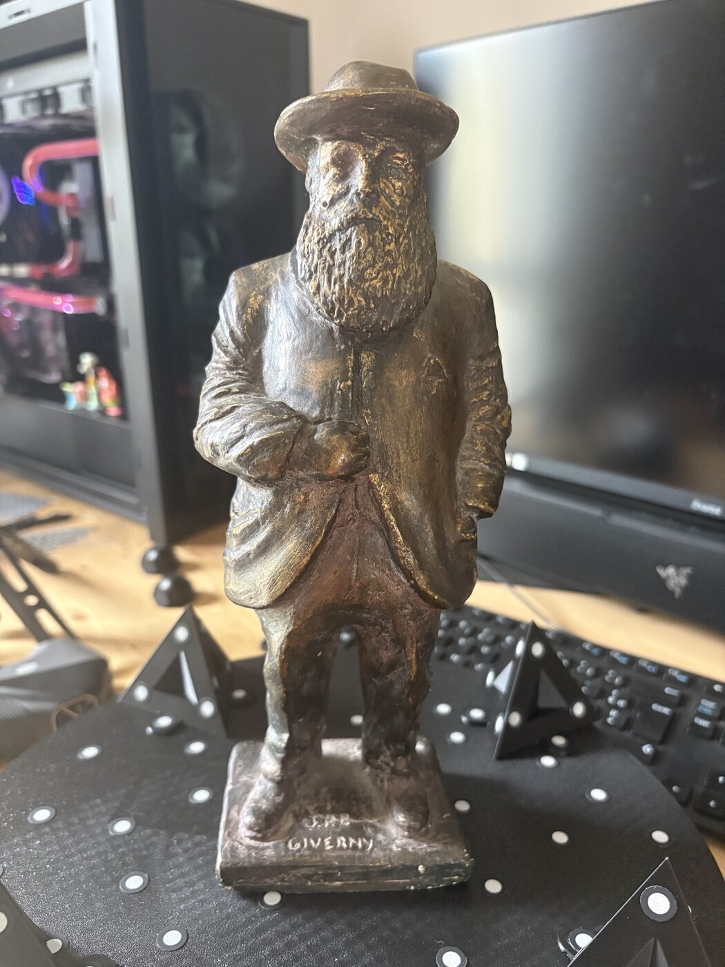 Statuette de Claude Monet préparée pour sa numérisation