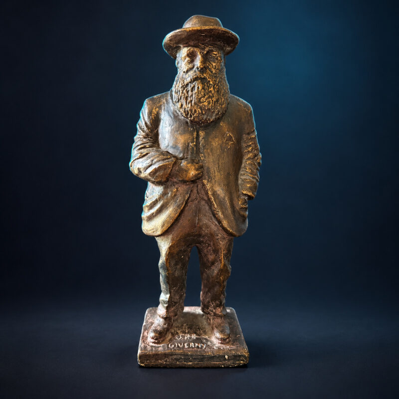 Statuette représentant Claude Monet avec finition bronze sur fond bleu nuit